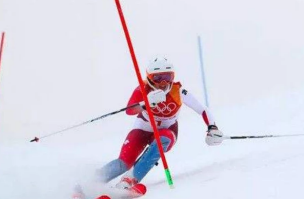 高山滑雪运动员为什么会主动去撞旗子？