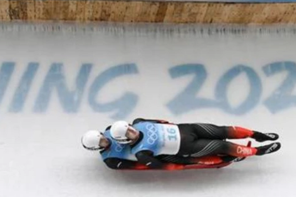 双人无舵雪橇比赛中，躺在下边的那个人是干啥的？