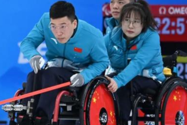 冬残奥会轮椅冰壶，轮椅后面的人是干什么的？