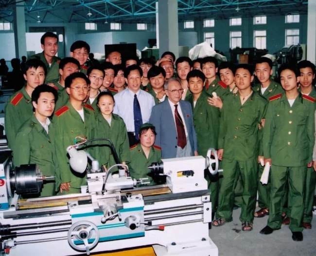 2001年，王大珩在学院实习工厂，与学生亲切合影