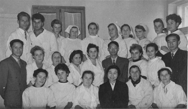 1959年3月，俄罗斯联邦疫苗与血清研究所职工与考察小组合影（第二排左一为顾方舟）