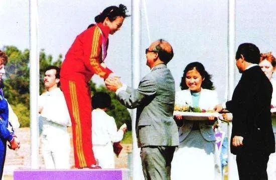 逆风翻盘——记中国第一位女子奥运冠军：射击运动员吴小旋