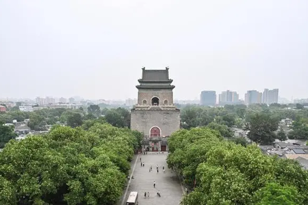 一根长达八公里，全世界最长，也是最伟大的南北中轴线穿过了全城