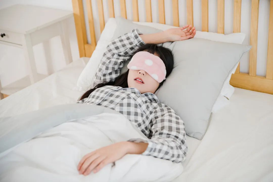 每天睡够 8 个小时才健康？别再被骗了！真相是……