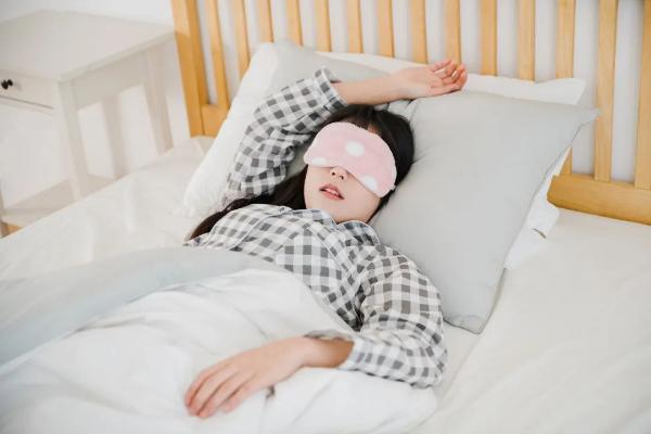 每天睡够 8 个小时才健康？别再被骗了！真相是……