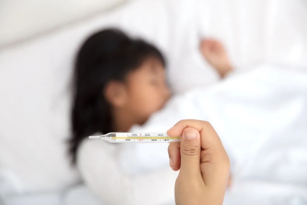 甲流高发！医生提醒：孩子出现高热惊厥，这 7 个动作千万别做！