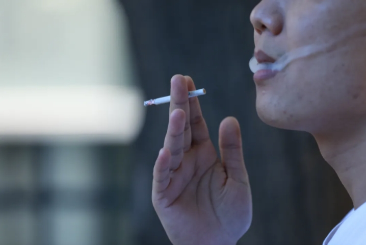 丈夫吸烟43年，结果妻子确诊肺癌！这种“烟”到底有多可怕