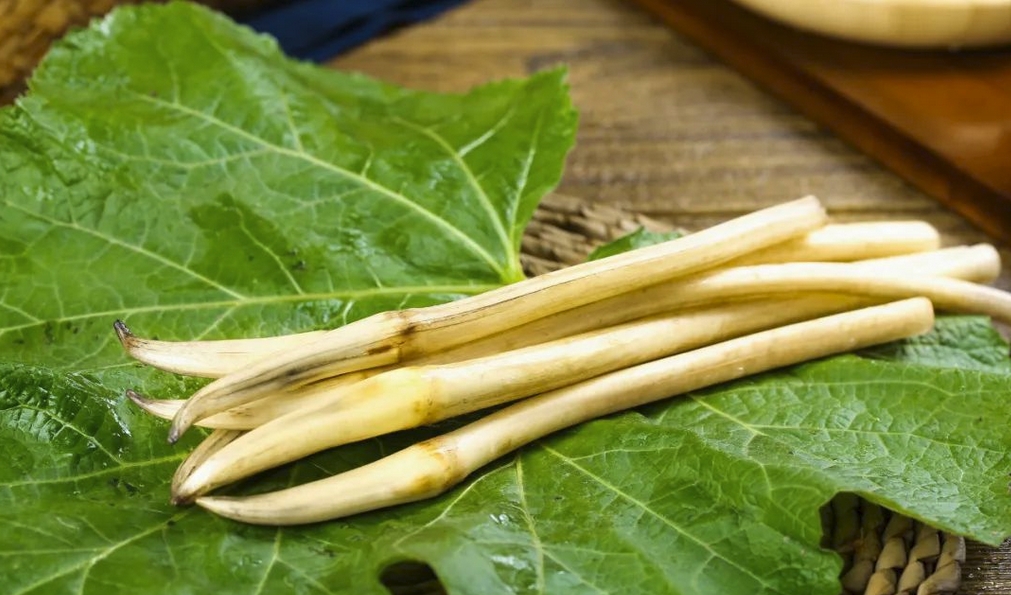 这个时令菜，不仅回味无穷，还能解烦毒、下瘀血、促食欲，它是？