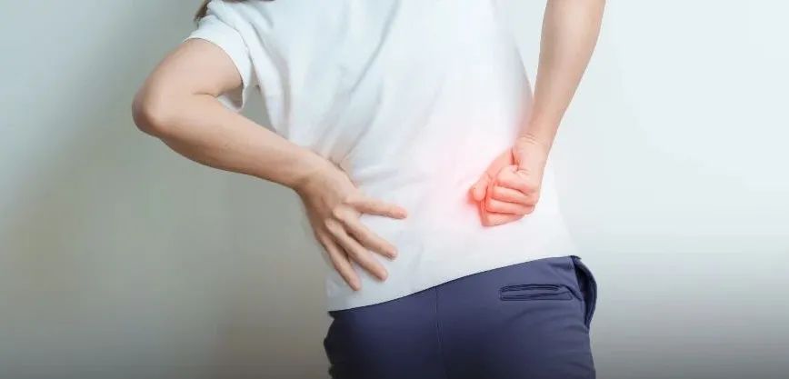 弯腰时腰疼、站起来不疼，这是怎么回事？需要去医院吗？