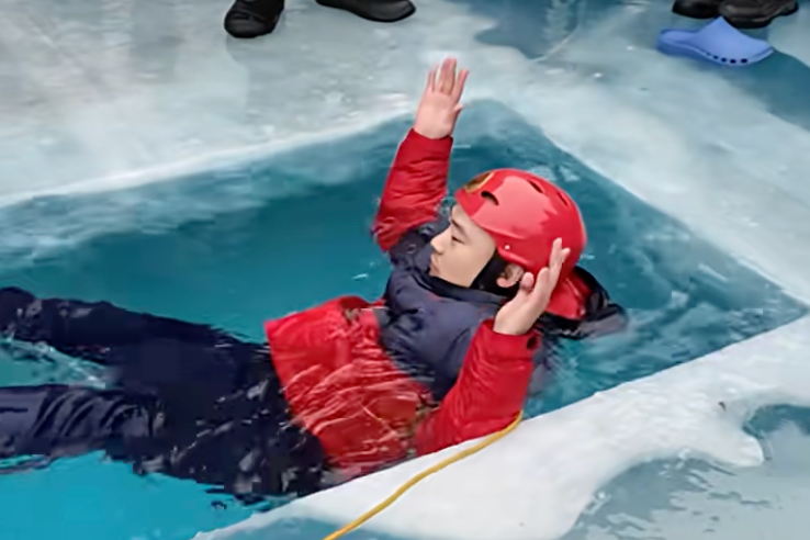 羽绒服能当救生衣吗？真人测试