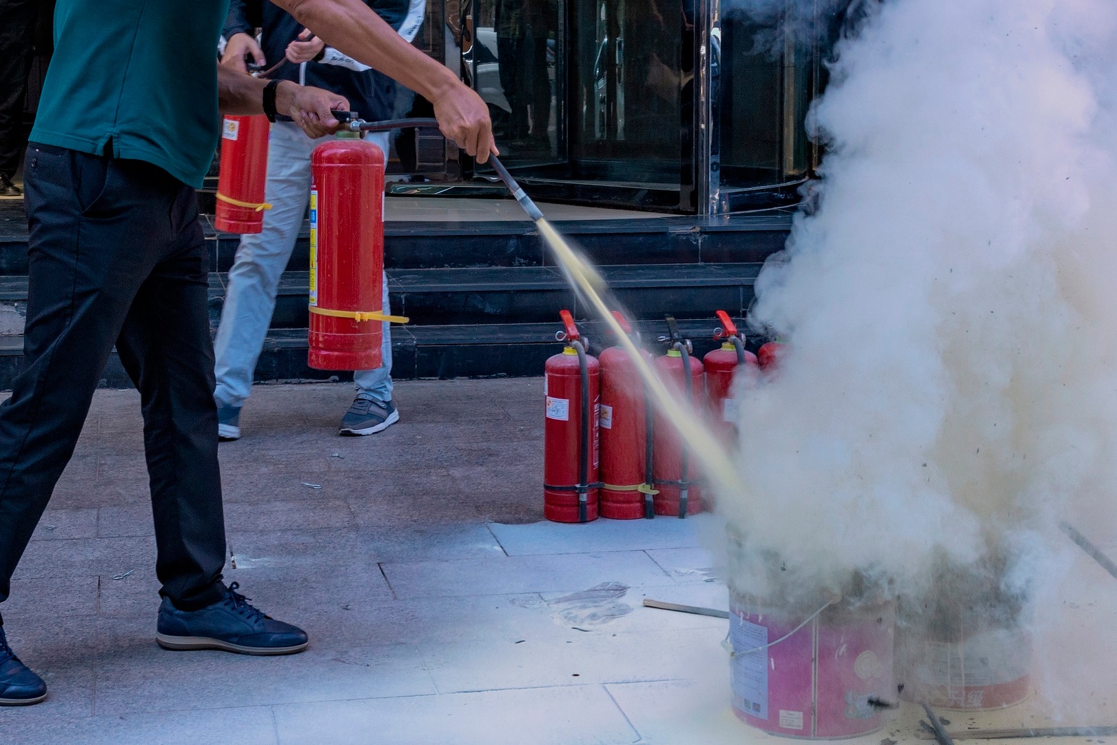 油锅起火用锅盖灭，为何火却更大了？