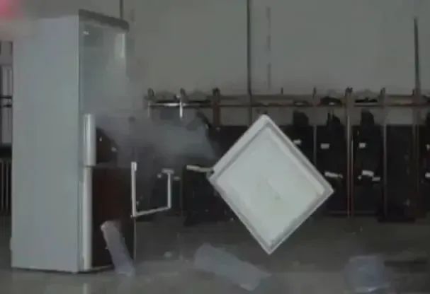 14岁少年手指被炸伤，深可见骨！这个常见保鲜品暗藏危险，快看看你家有没有