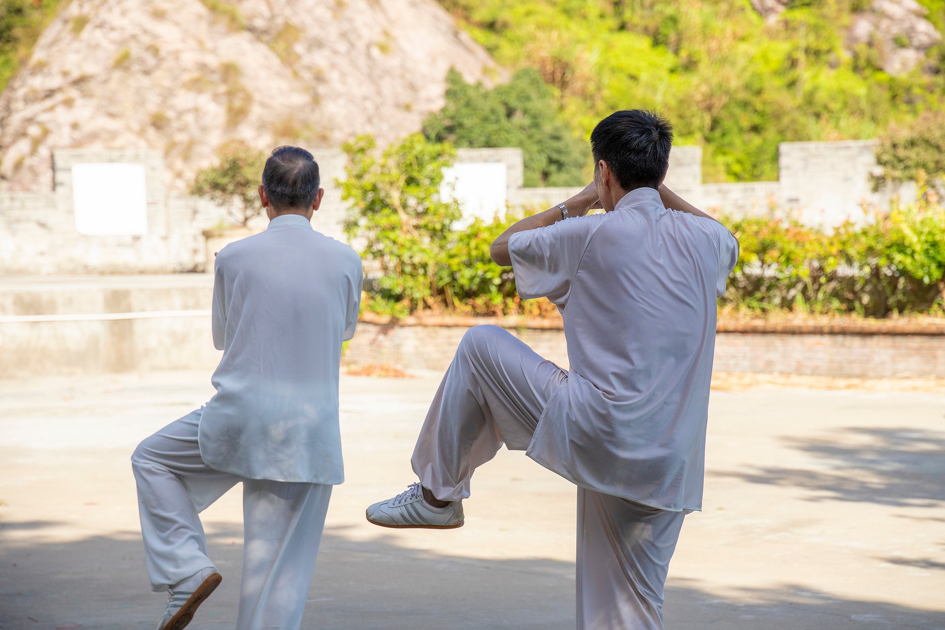 不跑不跳！一个被严重低估的“长寿动作”藏着6大好处，医生都在推荐