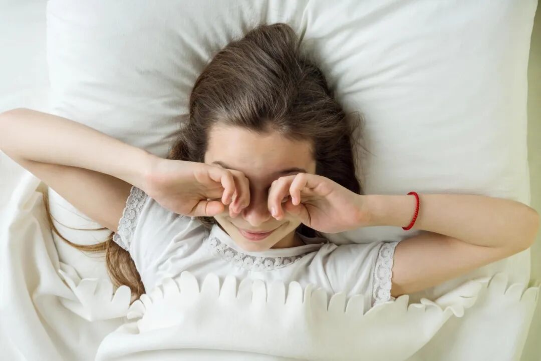 晨起眼皮肿的人，劝你排查一下4种病