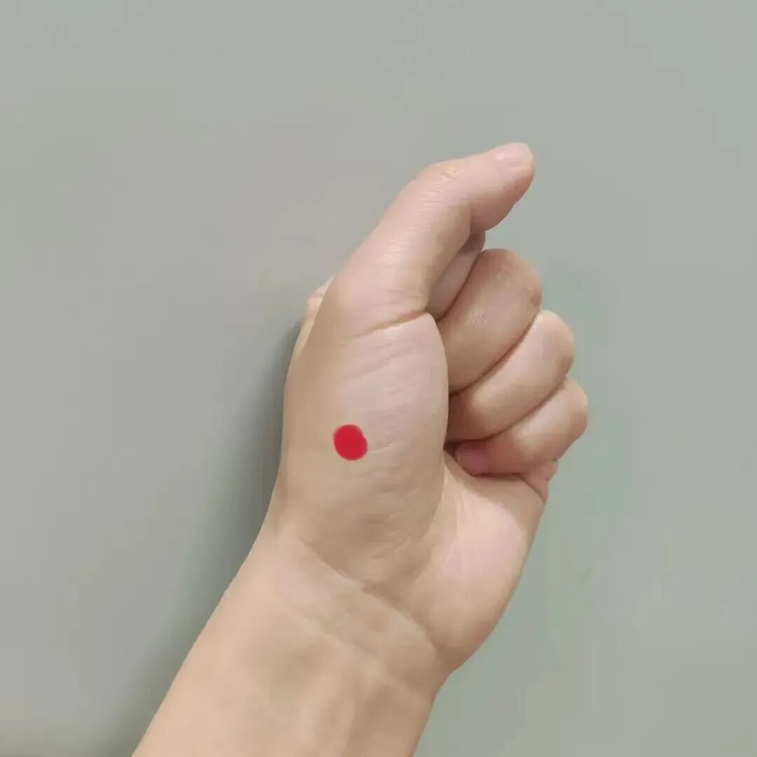 散步时揉揉手上这一处，身体会越来越好！