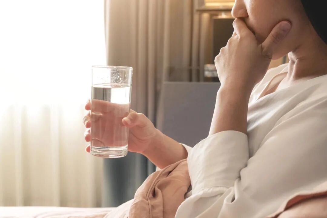 秋天嗓子不舒服的原因找到了，不是“干燥”
