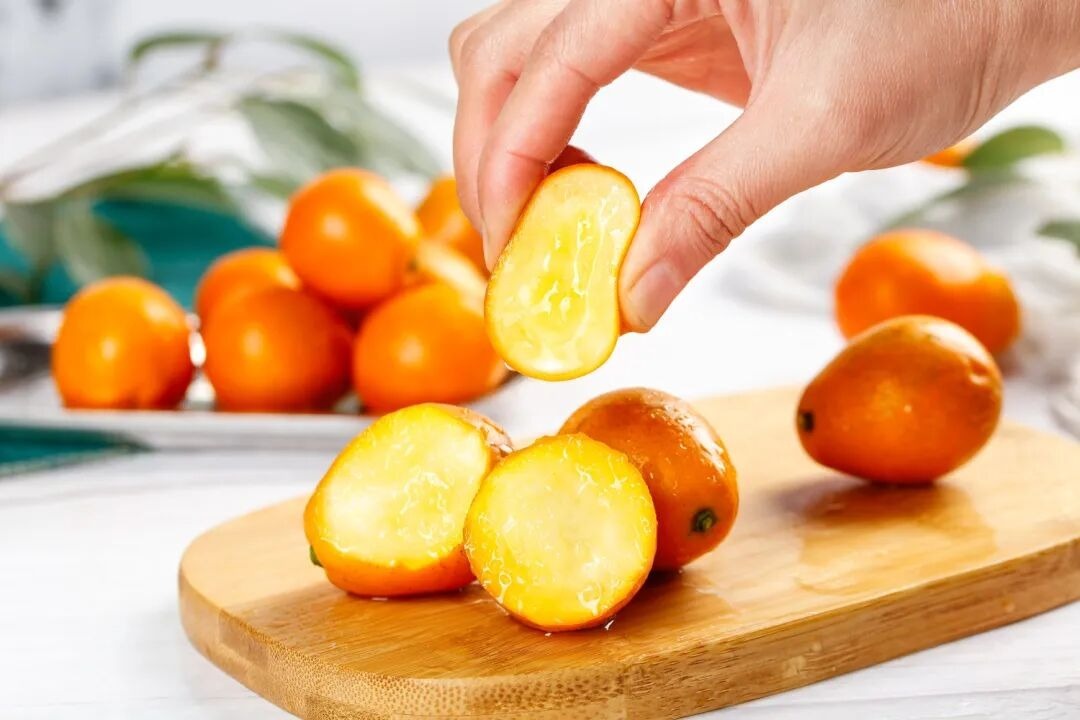 这种冬天的宝藏水果，皮才是精华，不给娃带皮吃就亏大了！