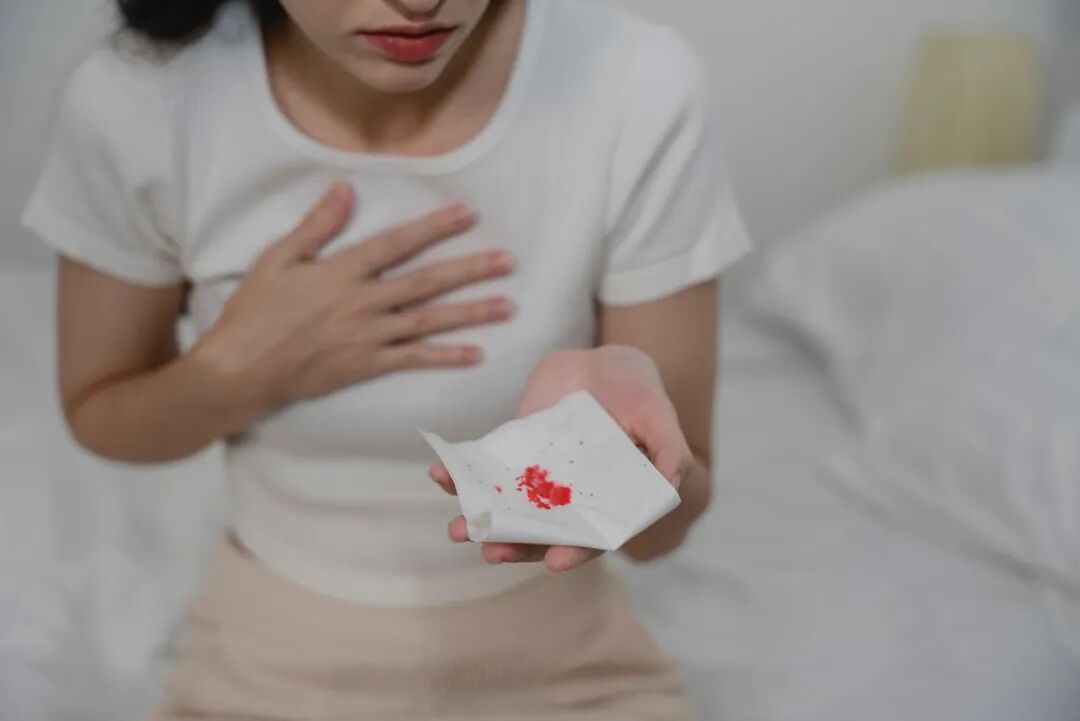 痰中带血是小毛病，不用管？若同时伴有这些症状，建议及时就医！