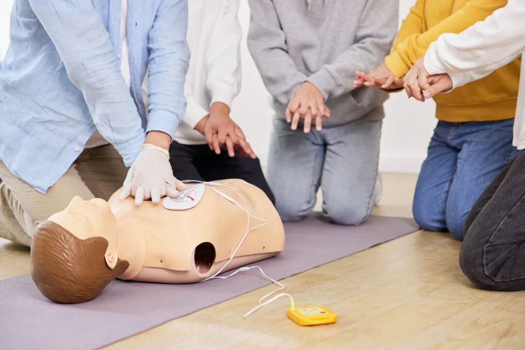 “有人晕倒了！”遇到这种情况，如何正确施救？
